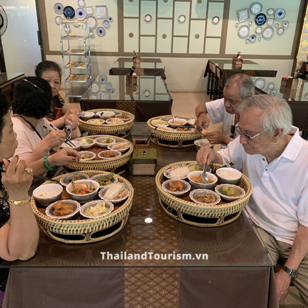 Trải Nghiệm Bữa Trưa Cơm Mẹt Độc Đáo trong tour du lịch Thái Lan giá rẻ