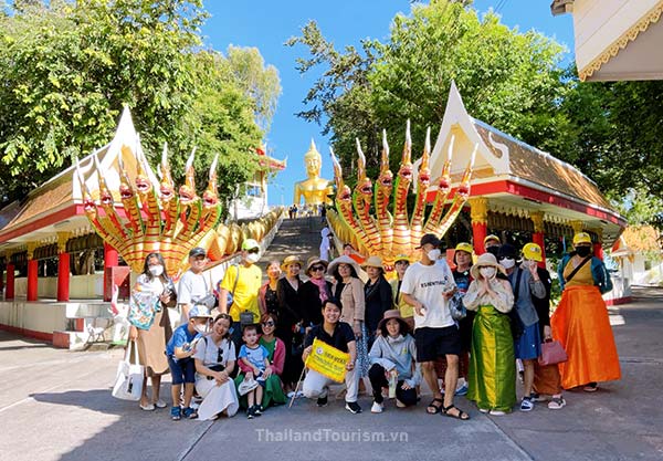 Chụp hình tại Wat Phra Yai