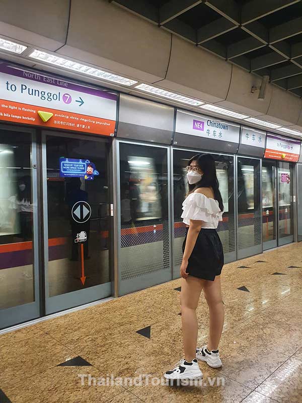 Du khách trải nghiệm tàu điện ngầm MRT trong tour du lịch Singapore