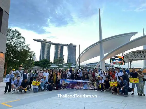 Đoàn chụp hình tại Marina Bay Sands trong tour du lịch Singapore