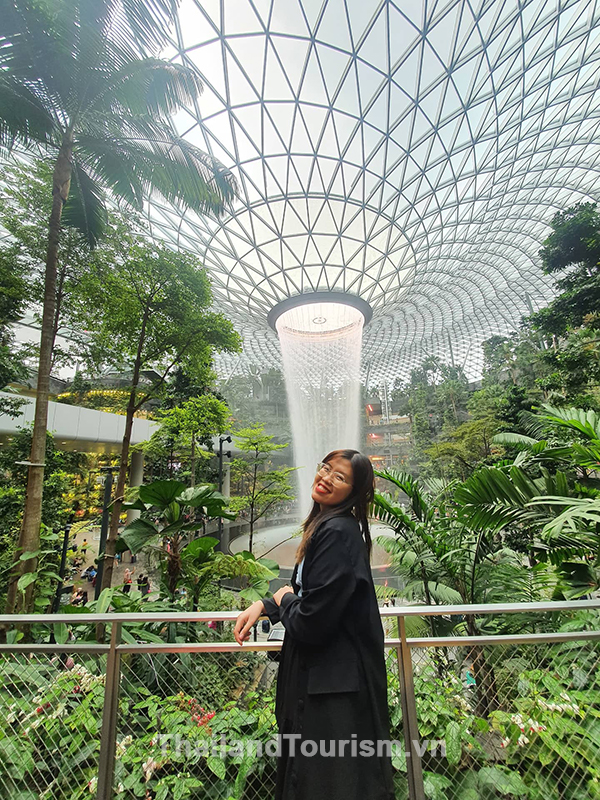 Du khách chụp hình sống ảo với thác nước trong tour du lịch Singapore