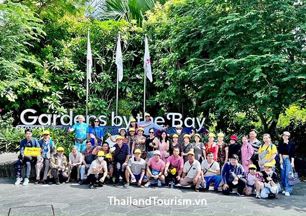 Đoàn chụp hình tại Gardens by the bay trong chuyến du lịch Tour du lịch Singapore Malaysia