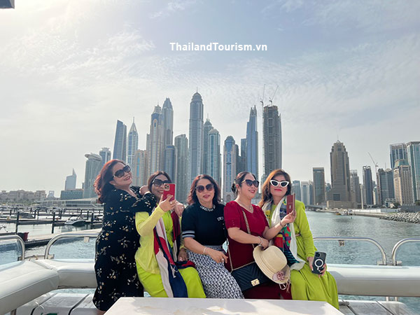 Du khách chụp hình trên du thuyền vịnh Dubai trong tour du lịch Dubai