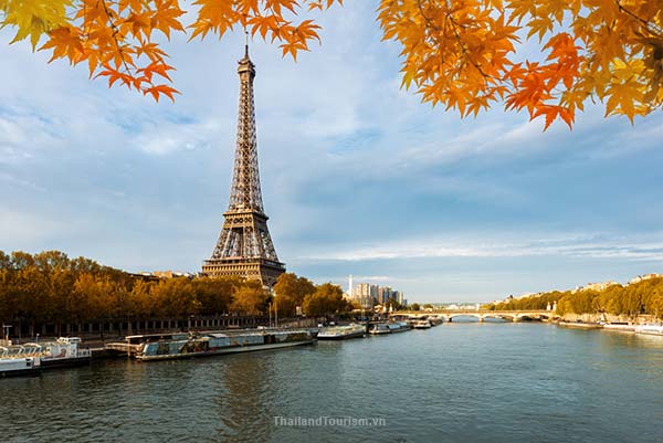 Tháp Eiffel bên cạnh dòng sông Seine