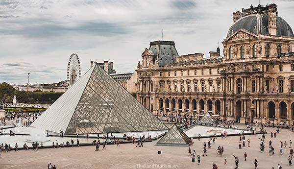 Tour châu âu giá rẻ tham quan bảo tàng Louvre