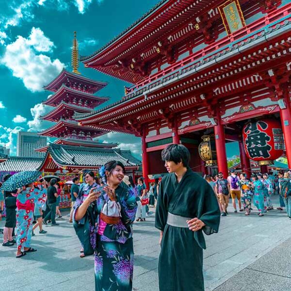Du khách tham quan chùa Asakusa Kannon